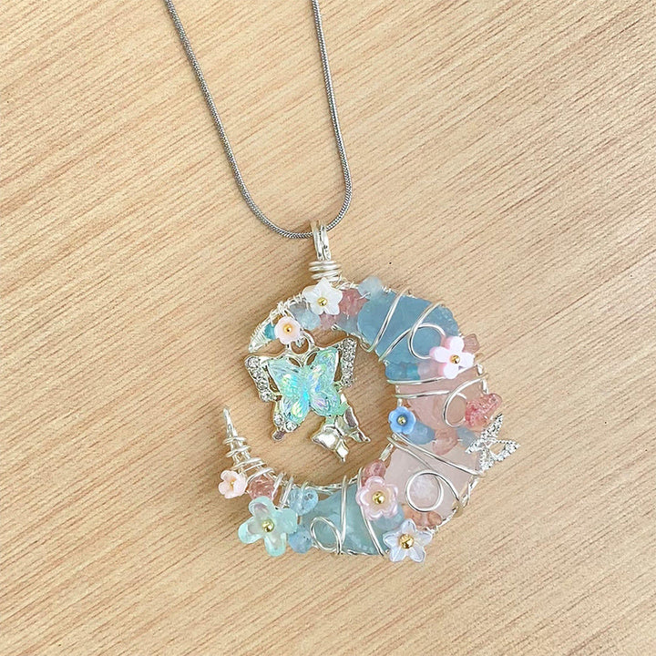 Collana Olivenorma con acquamarina blu, quarzo rosa, mezzaluna, farfalla e fiori - image 3