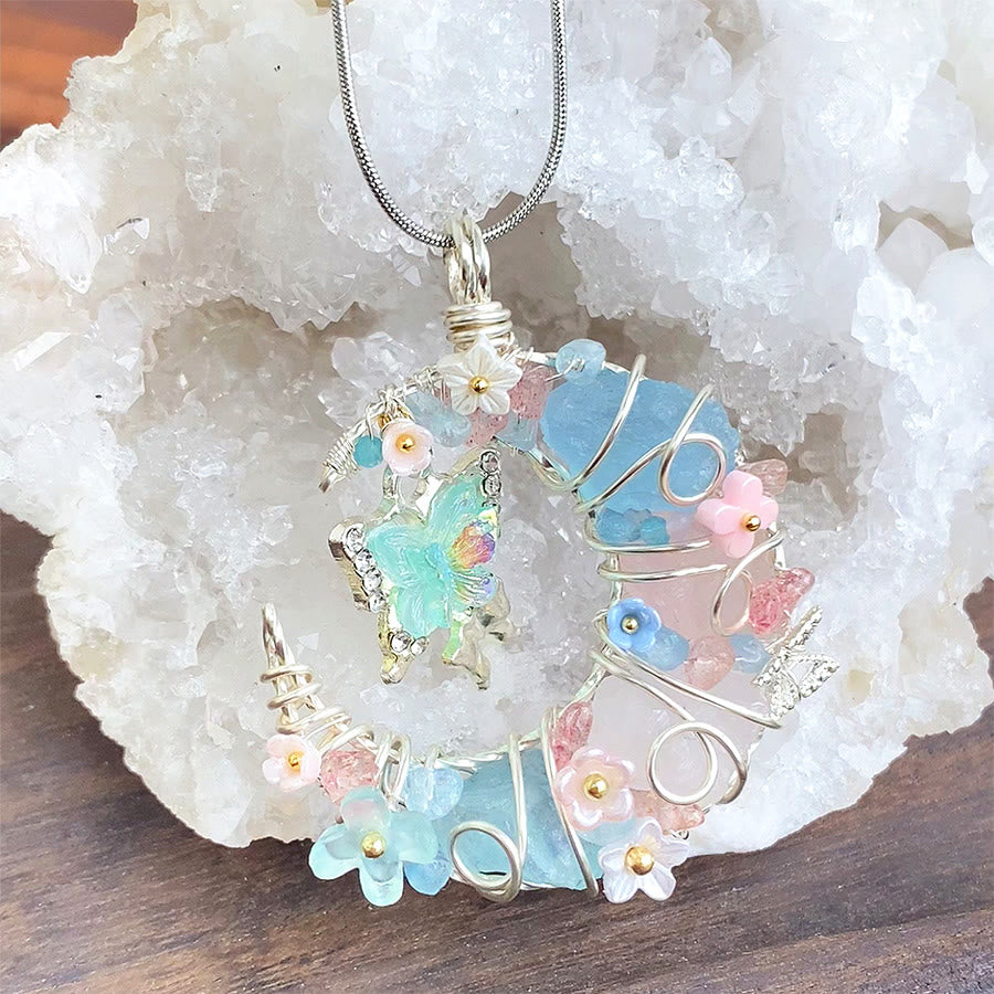 Collana Olivenorma con acquamarina blu, quarzo rosa, mezzaluna, farfalla e fiori - image 2