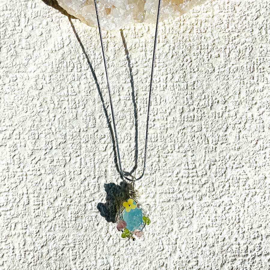 Collana con ciondolo Olivenorma in pietra naturale, fiori in smalto e peridoto - image 4