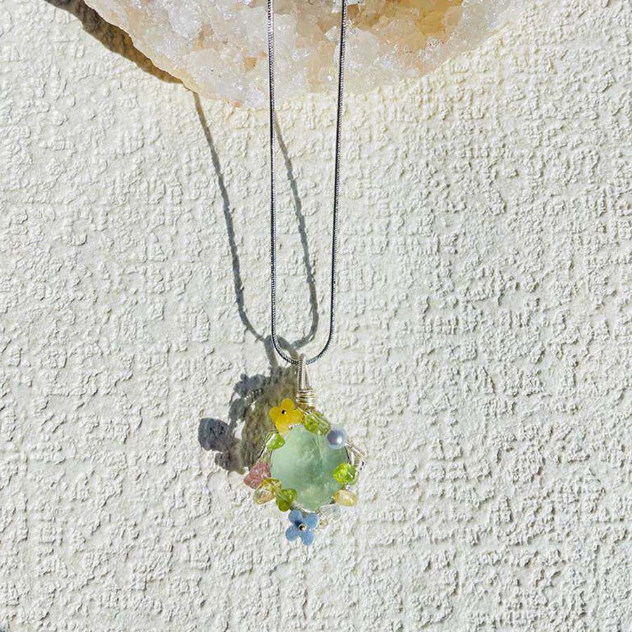 Collana con ciondolo Olivenorma in pietra naturale, fiori in smalto e peridoto - image 10