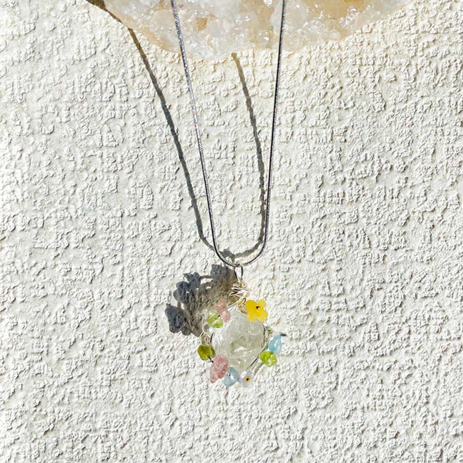 Collana con ciondolo Olivenorma in pietra naturale, fiori in smalto e peridoto - image 13
