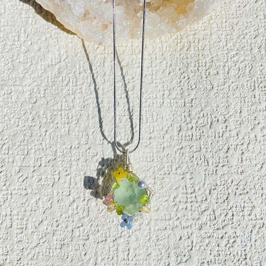 Collana con ciondolo Olivenorma in pietra naturale, fiori in smalto e peridoto - image 9