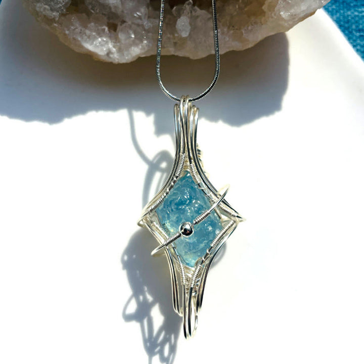 Collana Olivenorma a tema celeste con ametista e acquamarina, realizzata con filo metallico. - Acquamarina e Pianeta - image 5
