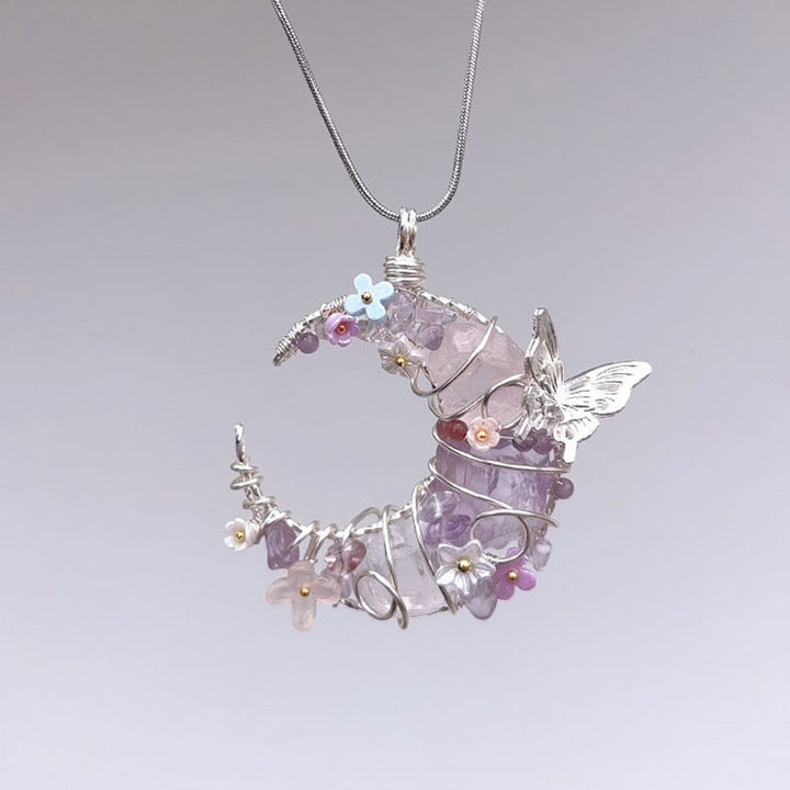 Collana Olivenorma fatta a mano con mezzaluna avvolta in filo metallico, quarzo rosa e acquamarina, con farfalle e fiori. - Ametista - image 5