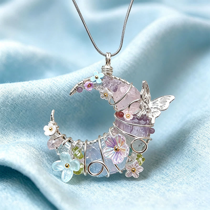 Collana Olivenorma fatta a mano con mezzaluna avvolta in filo metallico, quarzo rosa e acquamarina, con farfalle e fiori. - image 6