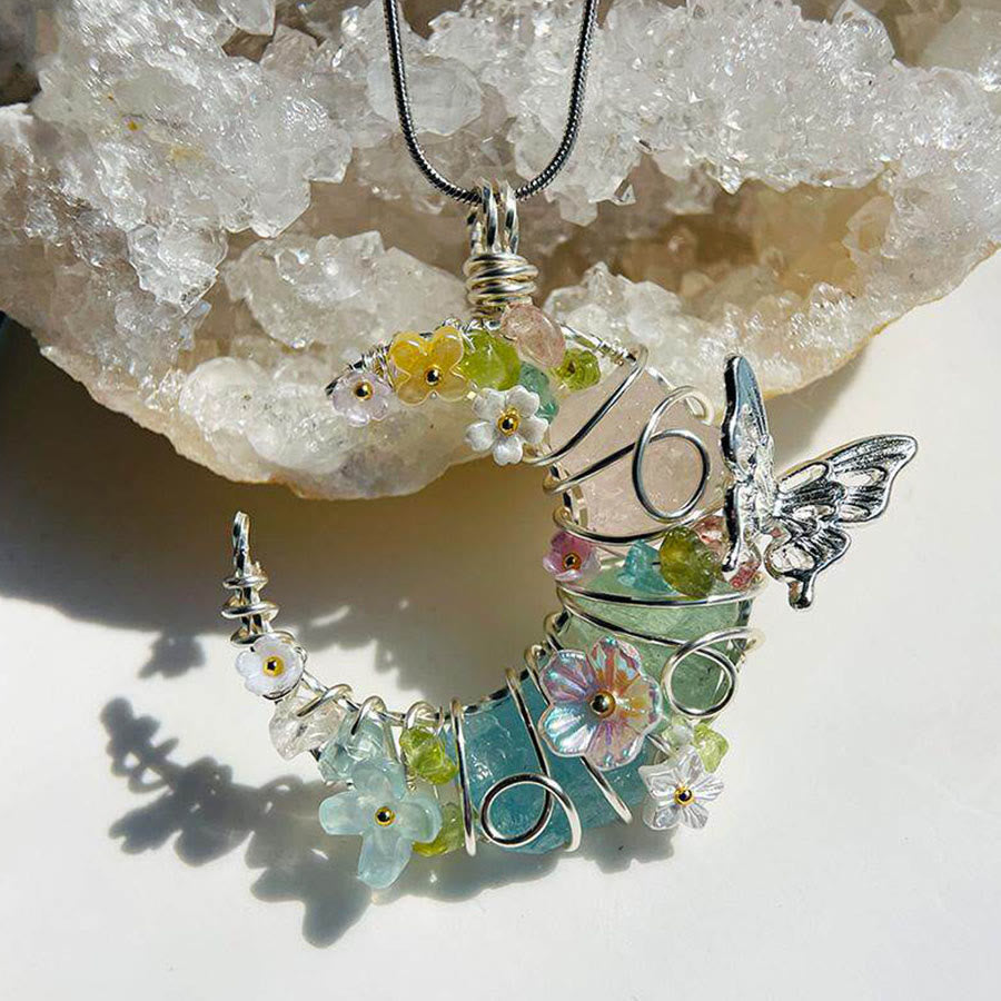 Collana Olivenorma fatta a mano con mezzaluna avvolta in filo metallico, quarzo rosa e acquamarina, con farfalle e fiori. - image 3