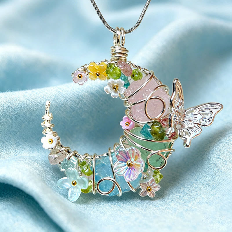 Collana Olivenorma fatta a mano con mezzaluna avvolta in filo metallico, quarzo rosa e acquamarina, con farfalle e fiori. - image 1