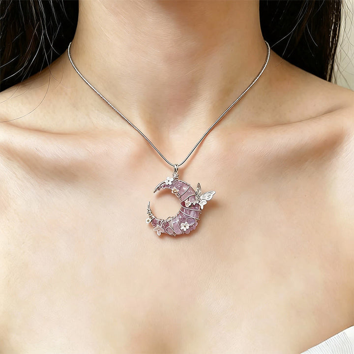 Collana Olivenorma fatta a mano con mezzaluna avvolta in filo metallico, quarzo rosa e acquamarina, con farfalle e fiori. - image 7