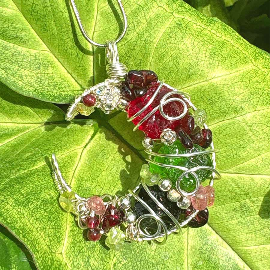 Collana Olivenorma con mezzaluna stravagante in ossidiana e vetro misto, avvolta in filo metallico. - image 2
