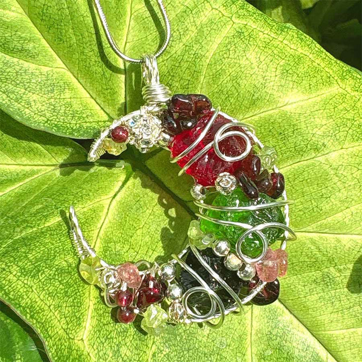 Collana Olivenorma con mezzaluna stravagante in ossidiana e vetro misto, avvolta in filo metallico. - image 2