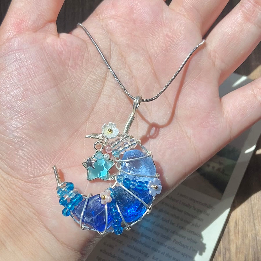 Collana in argento con ciondolo a mezzaluna Olivenorma Raw Crystal e decorazioni a stella e fiore . Collana in argento con ciondolo a mezzaluna e decorazioni a stella e fiore. - image 4