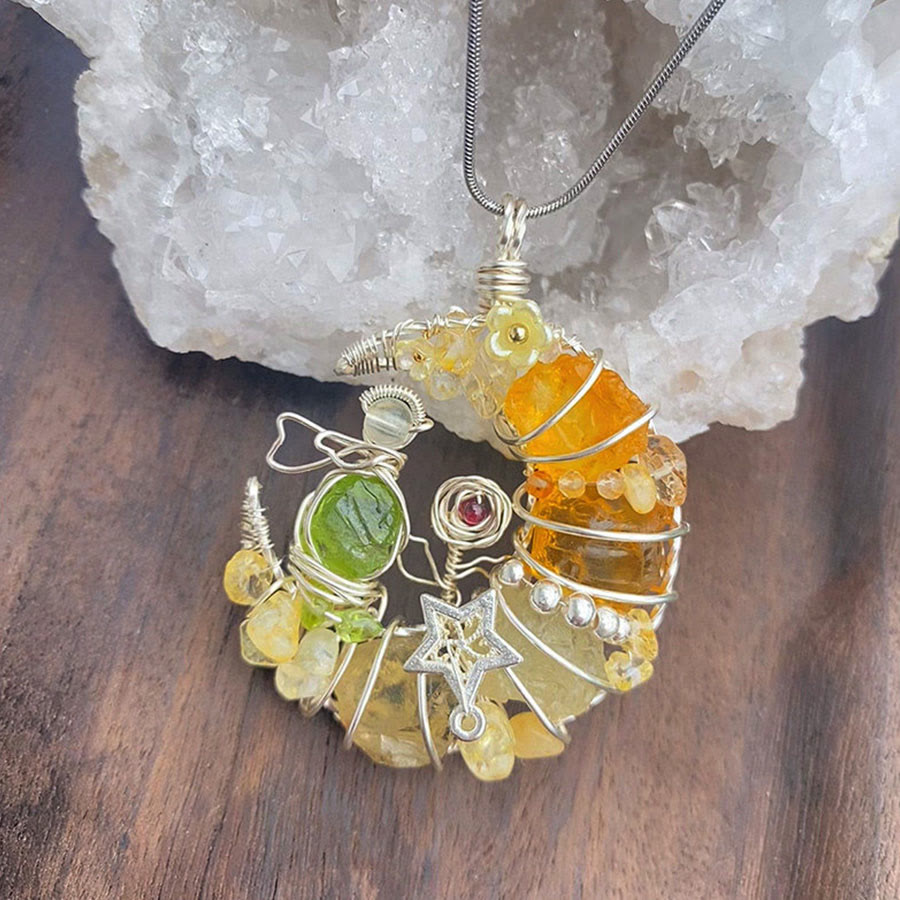 Olivenorma fatta a mano con mezzaluna, citrino e peridoto, stelle e fiori, avvolti in filo metallico. - image 2