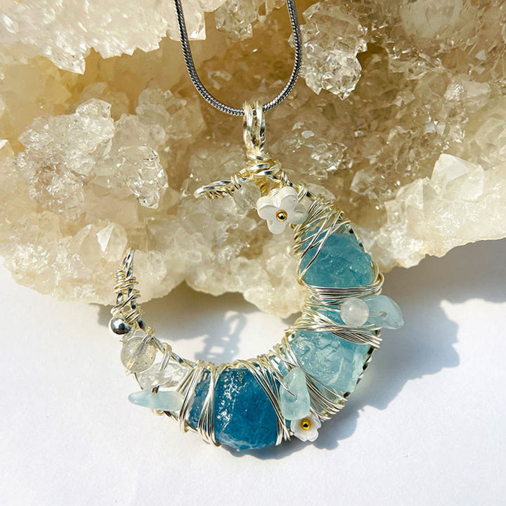 Collana Olivenorma con ciondolo a mezzaluna pastello e fiori, in pietra naturale - image 9