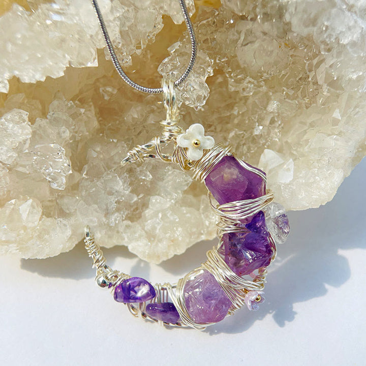 Collana Olivenorma con ciondolo a mezzaluna pastello e fiori, in pietra naturale - image 3