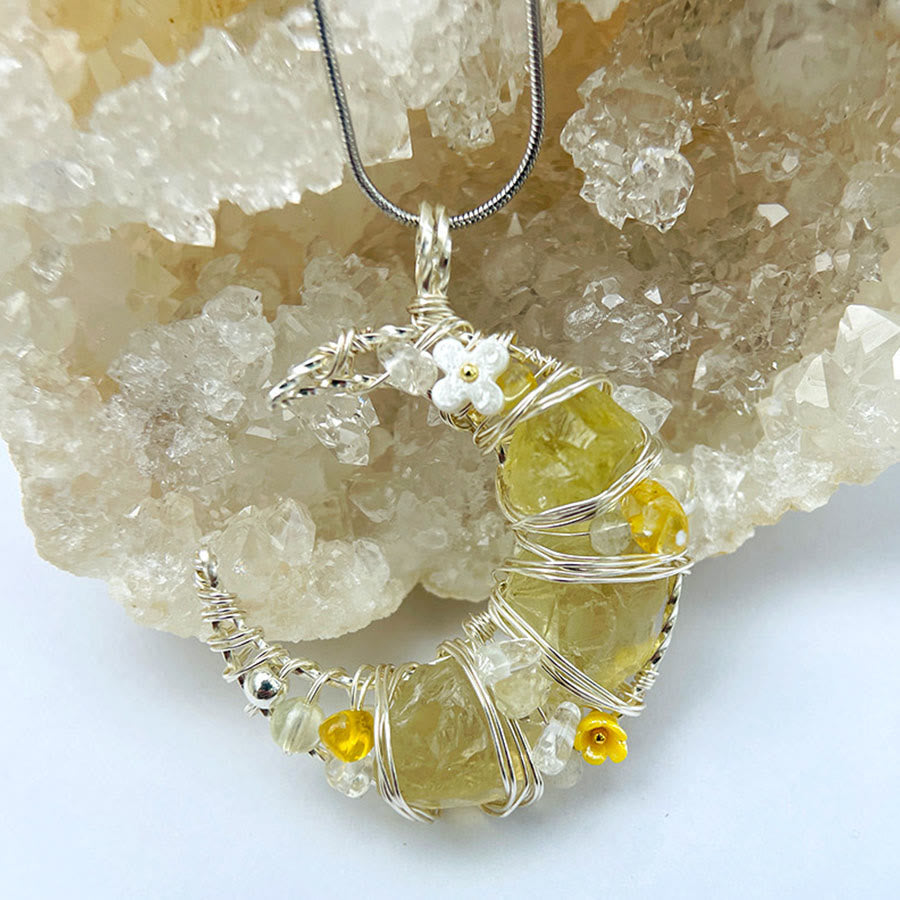 Collana Olivenorma con ciondolo a mezzaluna pastello e fiori, in pietra naturale - image 6