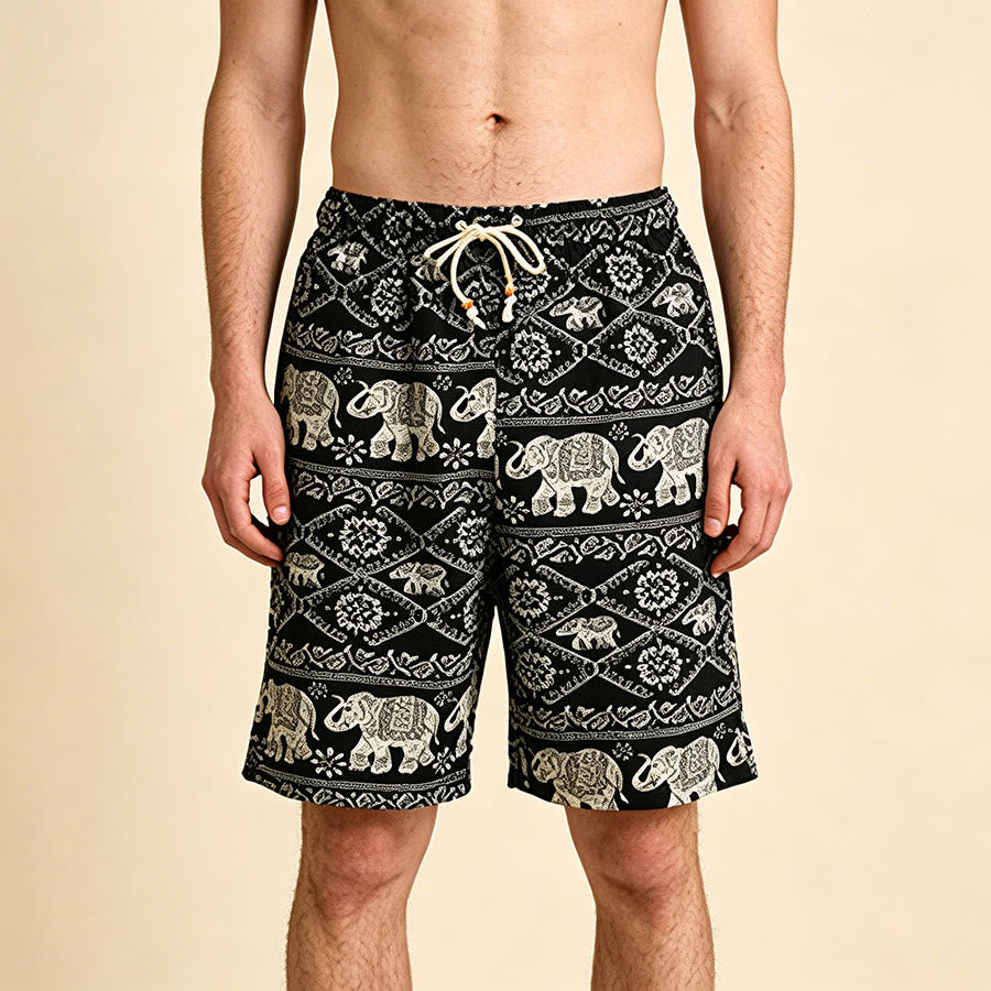 Pantaloncini da uomo Olivenorma con stampa di elefanti bohémien su base nera e bianca, perfetti per vacanze e spiaggia. - Nero ed elefante - Taglia unica (55 kg-95 kg) - image 0