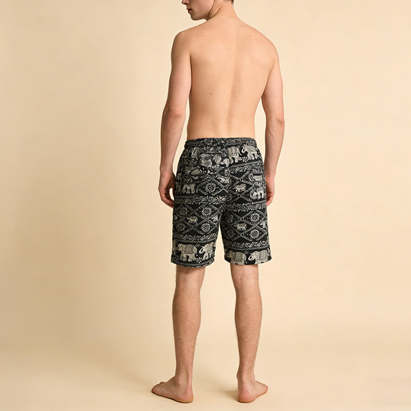 Pantaloncini da uomo Olivenorma con stampa di elefanti bohémien su base nera e bianca, perfetti per vacanze e spiaggia. - image 3