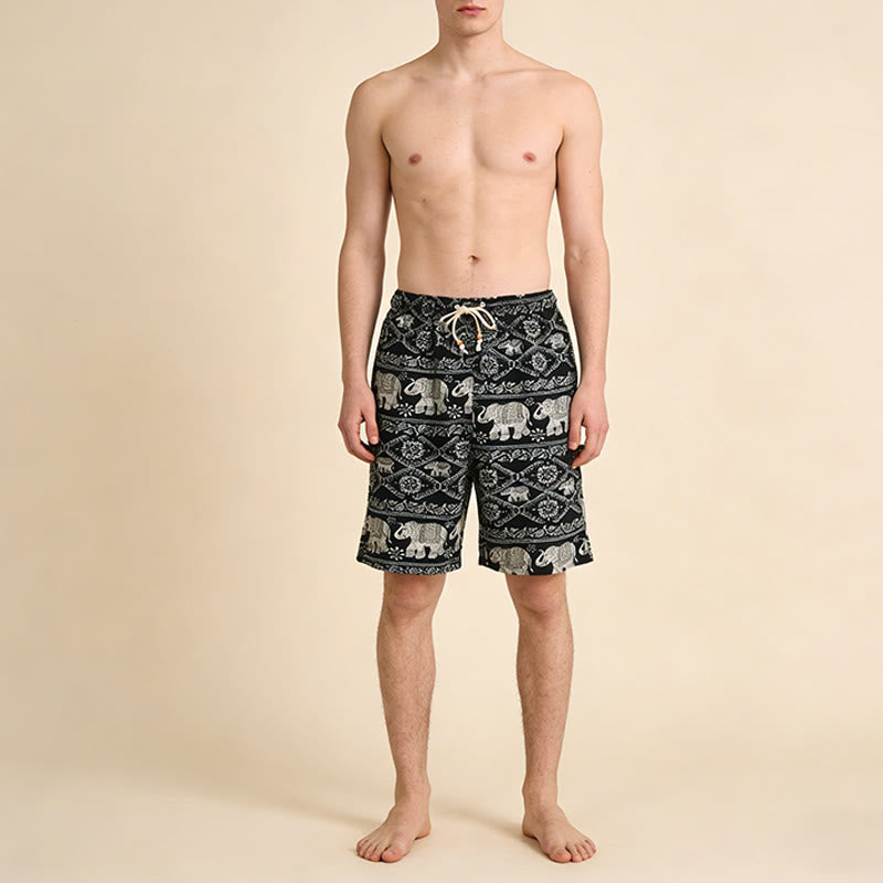 Pantaloncini da uomo Olivenorma con stampa di elefanti bohémien su base nera e bianca, perfetti per vacanze e spiaggia. - image 1