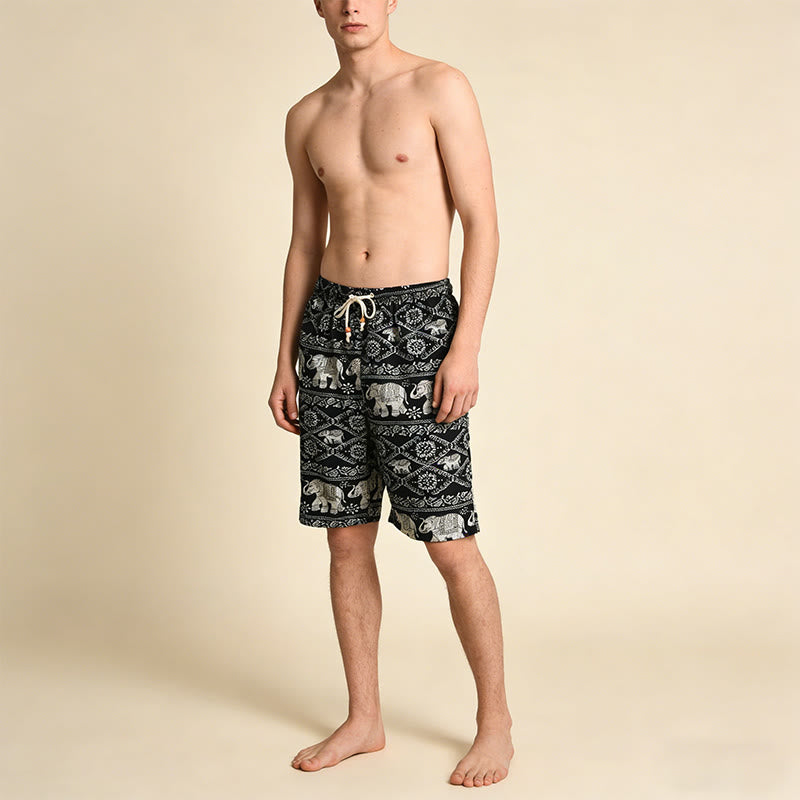 Pantaloncini da uomo Olivenorma con stampa di elefanti bohémien su base nera e bianca, perfetti per vacanze e spiaggia. - image 2