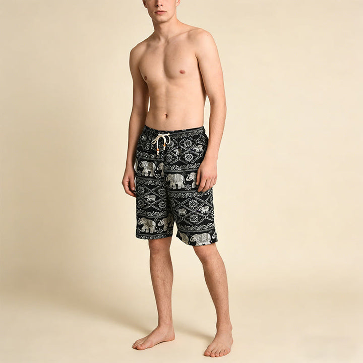 Pantaloncini da uomo Olivenorma con stampa di elefanti bohémien su base nera e bianca, perfetti per vacanze e spiaggia. - image 2