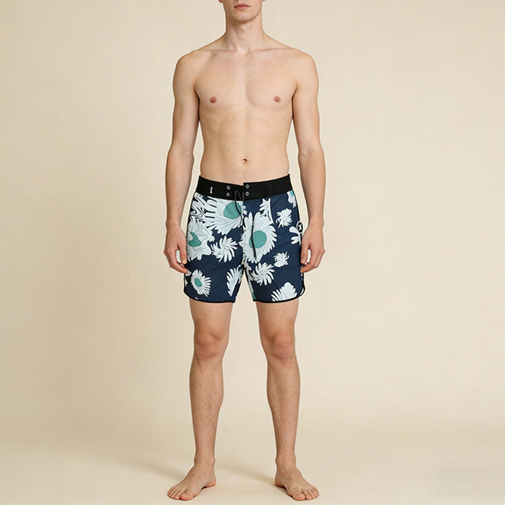 Pantaloncini da uomo Olivenorma con stampa floreale astratta a margherite tropicali, chiusura a strappo e coulisse, ad asciugatura rapida. - image 2