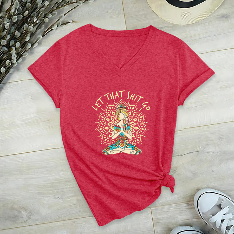 T-shirt Olivenorma con scollo a V a tema yoga, raffigurante una donna in meditazione con mandala. - Rosso - 2XL - image 36