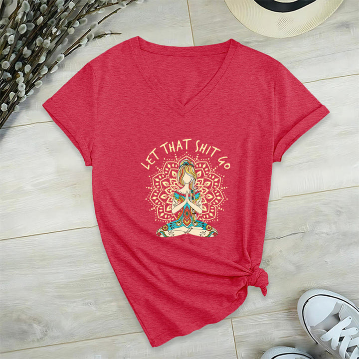 T-shirt Olivenorma con scollo a V a tema yoga, raffigurante una donna in meditazione con mandala. - Rosso - 2XL - image 36