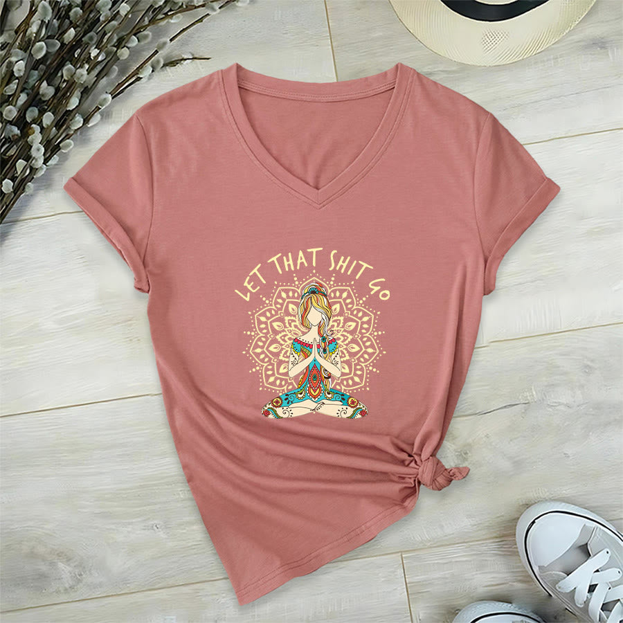 T-shirt Olivenorma con scollo a V a tema yoga, raffigurante una donna in meditazione con mandala. - Rosa - 2XL - image 30