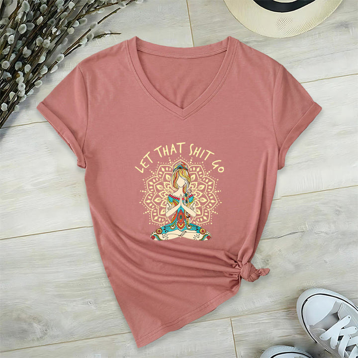 T-shirt Olivenorma con scollo a V a tema yoga, raffigurante una donna in meditazione con mandala. - Rosa - 2XL - image 30