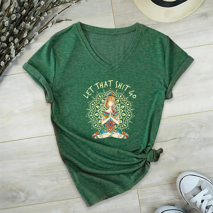 T-shirt Olivenorma con scollo a V a tema yoga, raffigurante una donna in meditazione con mandala. - Verde scuro - 2XL - image 24