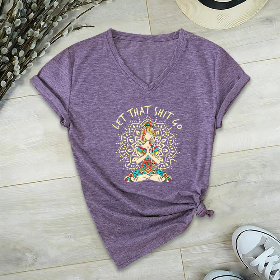 T-shirt Olivenorma con scollo a V a tema yoga, raffigurante una donna in meditazione con mandala. - Viola - 2XL - image 21