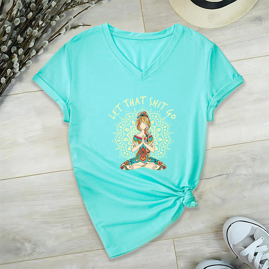 T-shirt Olivenorma con scollo a V a tema yoga, raffigurante una donna in meditazione con mandala. - Lago Blu - 2XL - image 15