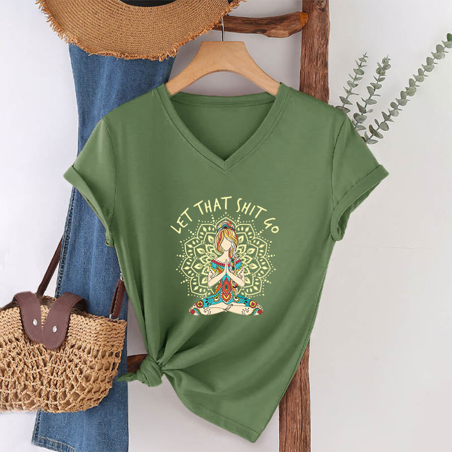T-shirt Olivenorma con scollo a V a tema yoga, raffigurante una donna in meditazione con mandala. - image 1