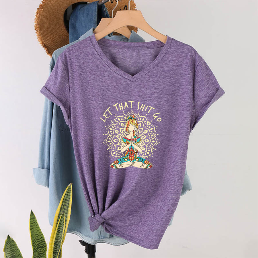 T-shirt Olivenorma con scollo a V a tema yoga, raffigurante una donna in meditazione con mandala. - image 22