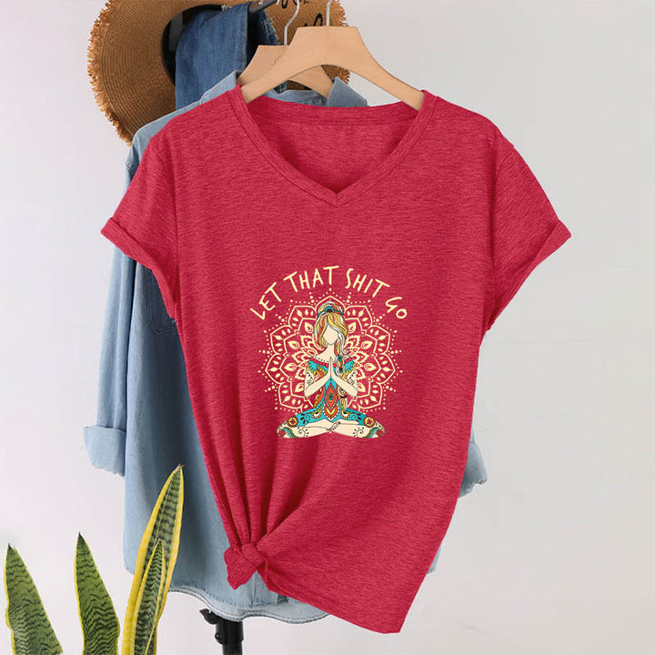 T-shirt Olivenorma con scollo a V a tema yoga, raffigurante una donna in meditazione con mandala. - image 37