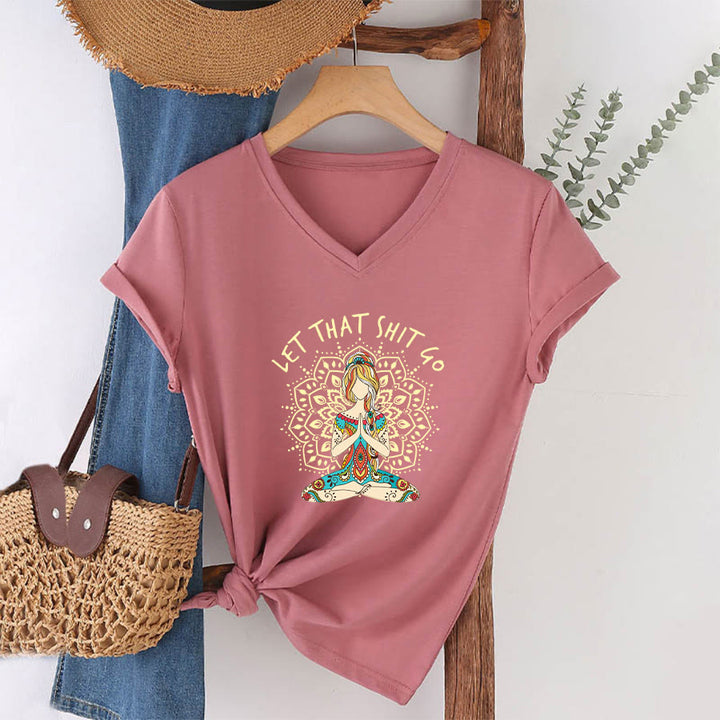 T-shirt Olivenorma con scollo a V a tema yoga, raffigurante una donna in meditazione con mandala. - image 31