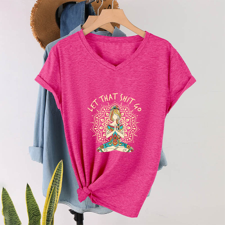 T-shirt Olivenorma con scollo a V a tema yoga, raffigurante una donna in meditazione con mandala. - image 34