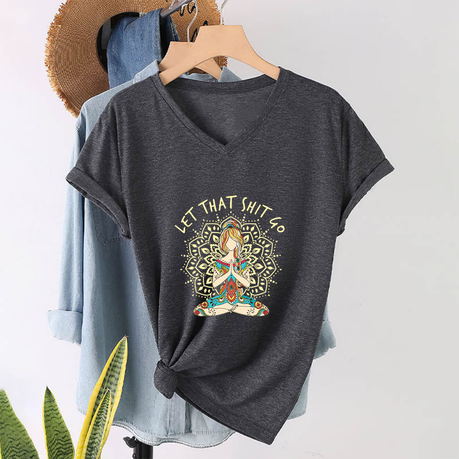 T-shirt Olivenorma con scollo a V a tema yoga, raffigurante una donna in meditazione con mandala. - image 10