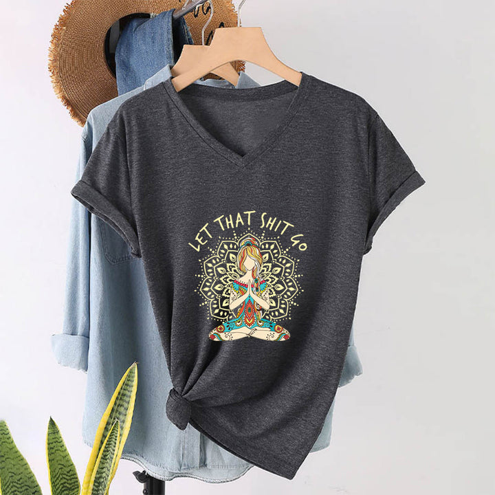 T-shirt Olivenorma con scollo a V a tema yoga, raffigurante una donna in meditazione con mandala. - image 10