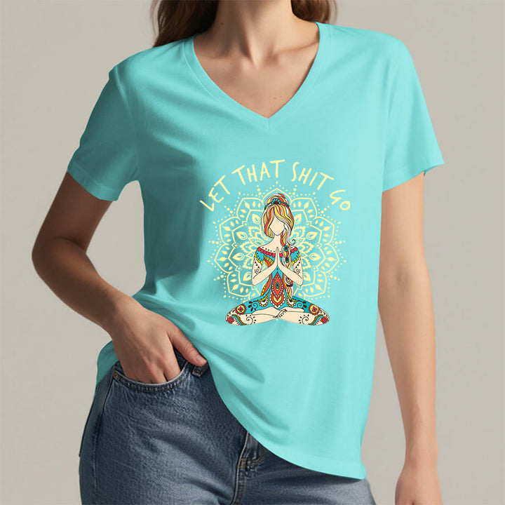 T-shirt Olivenorma con scollo a V a tema yoga, raffigurante una donna in meditazione con mandala. - image 17