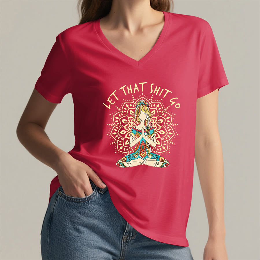 T-shirt Olivenorma con scollo a V a tema yoga, raffigurante una donna in meditazione con mandala. - image 38