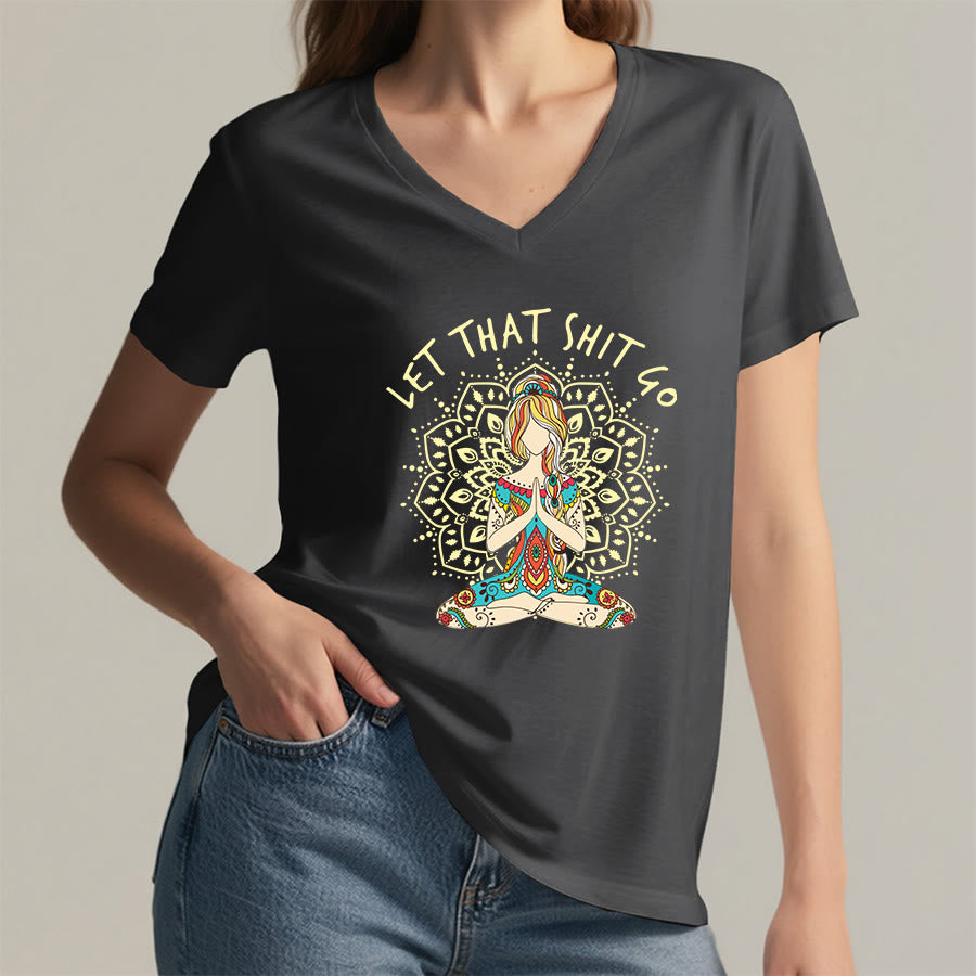 T-shirt Olivenorma con scollo a V a tema yoga, raffigurante una donna in meditazione con mandala. - image 11