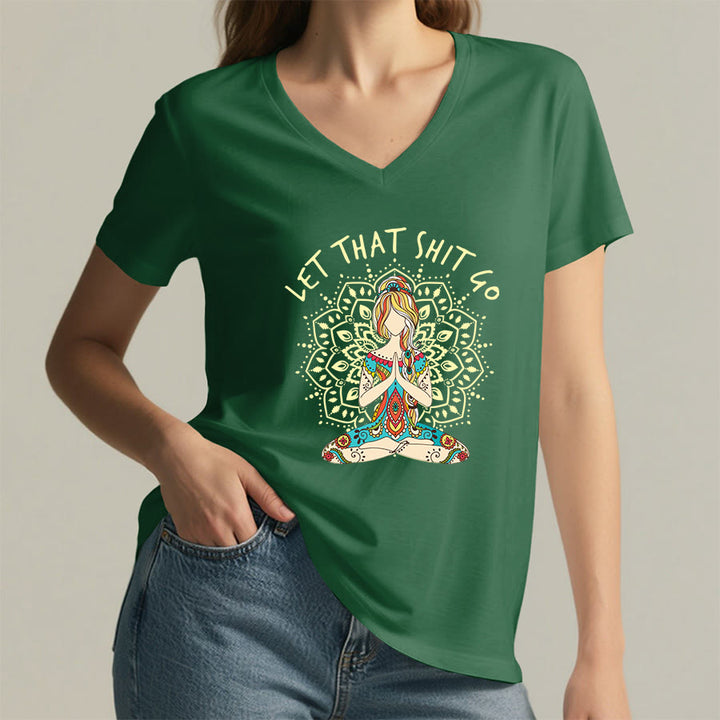 T-shirt Olivenorma con scollo a V a tema yoga, raffigurante una donna in meditazione con mandala. - image 26