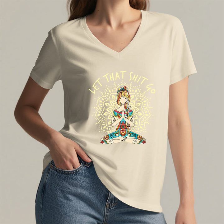 T-shirt Olivenorma con scollo a V a tema yoga, raffigurante una donna in meditazione con mandala. - image 29