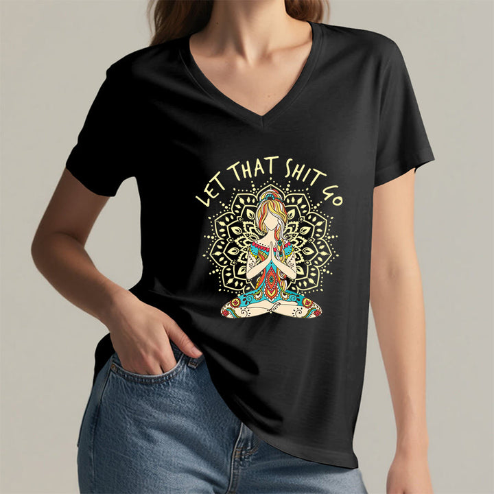 T-shirt Olivenorma con scollo a V a tema yoga, raffigurante una donna in meditazione con mandala. - image 8