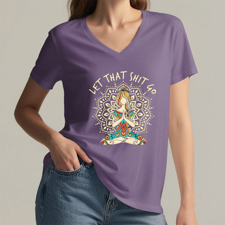 T-shirt Olivenorma con scollo a V a tema yoga, raffigurante una donna in meditazione con mandala. - image 23