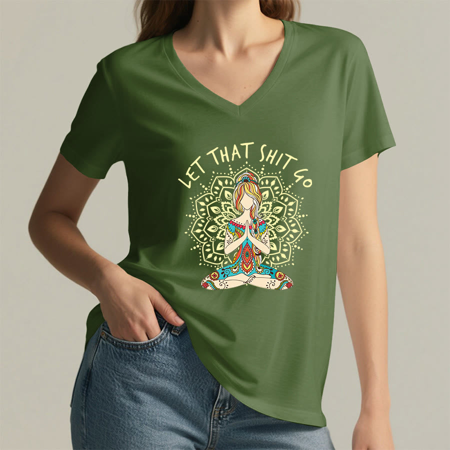 T-shirt Olivenorma con scollo a V a tema yoga, raffigurante una donna in meditazione con mandala. - image 2