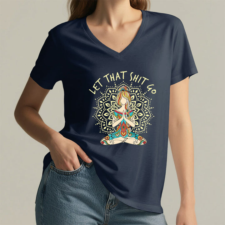 T-shirt Olivenorma con scollo a V a tema yoga, raffigurante una donna in meditazione con mandala. - image 20
