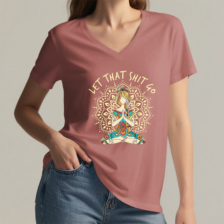 T-shirt Olivenorma con scollo a V a tema yoga, raffigurante una donna in meditazione con mandala. - image 32