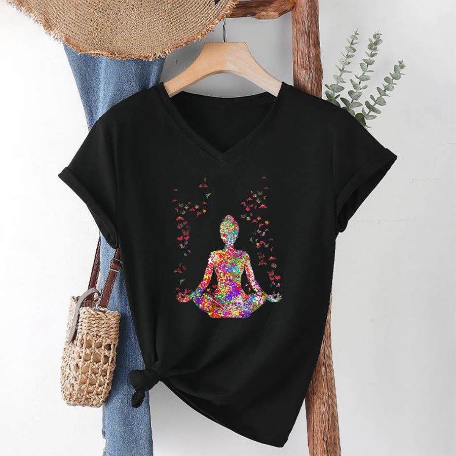 T-shirt da yoga con scollo a V e silhouette in meditazione ad acquerello Olivenorma - Nero - 2XL - image 12